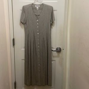 Jessica Howard vintage Black/White maxi dress/ties in back 60%Rayon,40% Acetate.